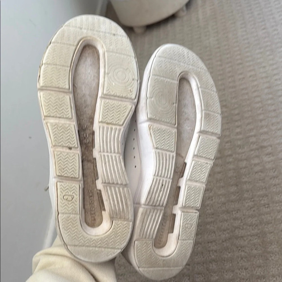 On Running Classic White Sneakers the Roger - Picture 5 of 5